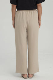 Pantalón mujer color arena con pinzas y ajuste elástico sin estampa diseño liso ideal para estilo relajado y cómodo