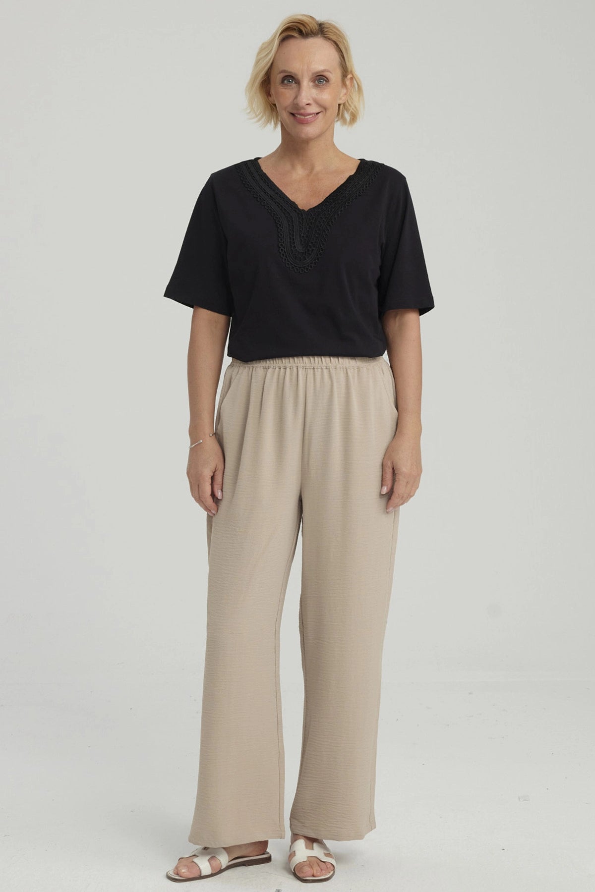 Pantalón mujer color arena con pinzas y ajuste elástico sin estampa diseño liso ideal para estilo relajado y cómodo
