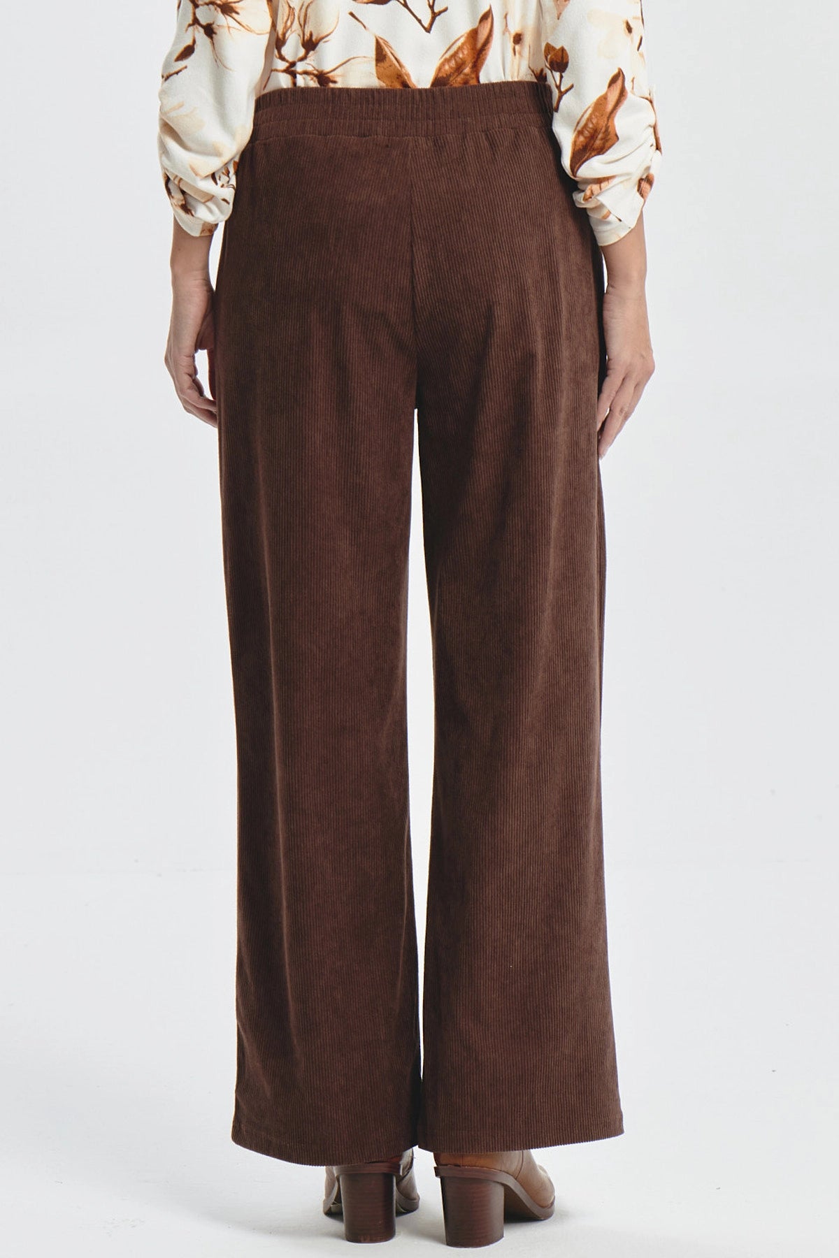 Pantalón Mujer Calce Recto Detalle Pretina Café