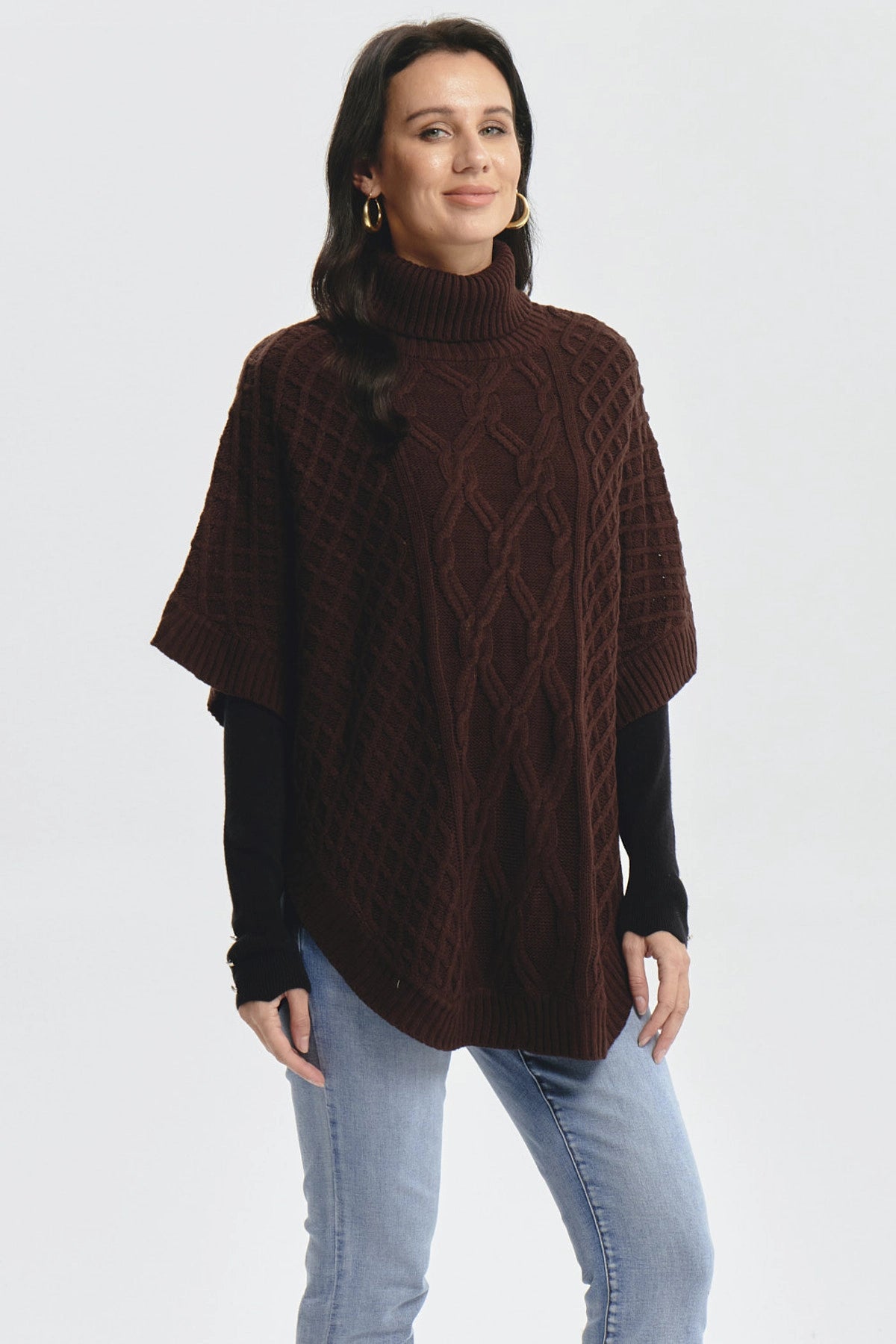 Sweater café oscuro de mujer con diseño trenzado en la parte frontal estilo casual sin estampa visible