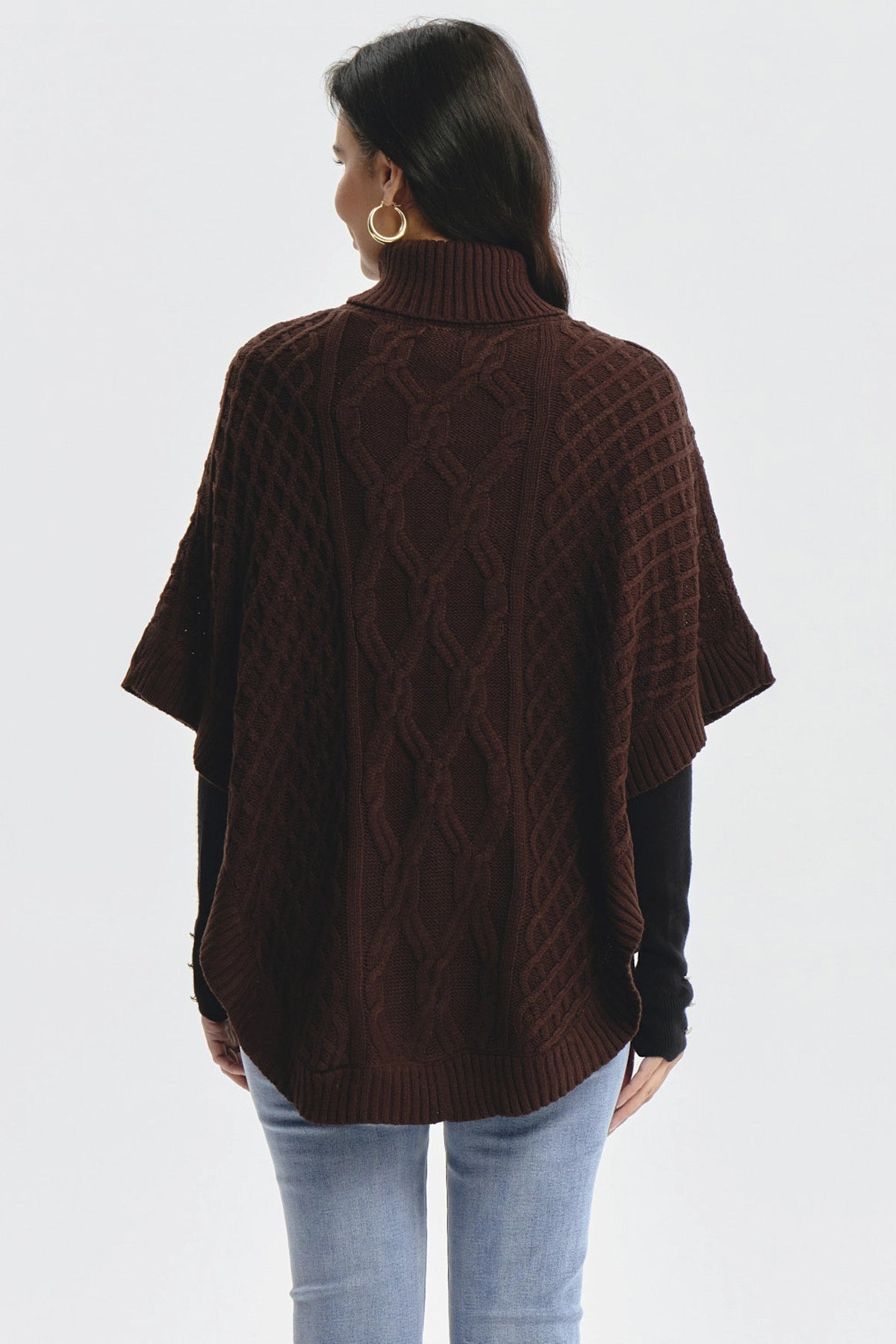 Sweater café oscuro de mujer con diseño trenzado en la parte frontal estilo casual sin estampa visible