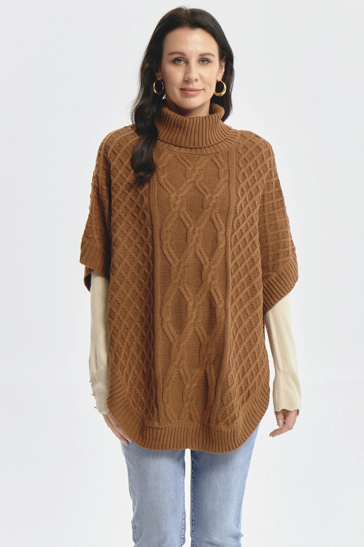 Sweater camel de mujer con diseño trenzado en patrón central y mangas cortas estilo poncho