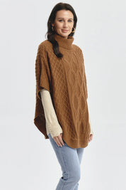 Sweater camel de mujer con diseño trenzado en patrón central y mangas cortas estilo poncho