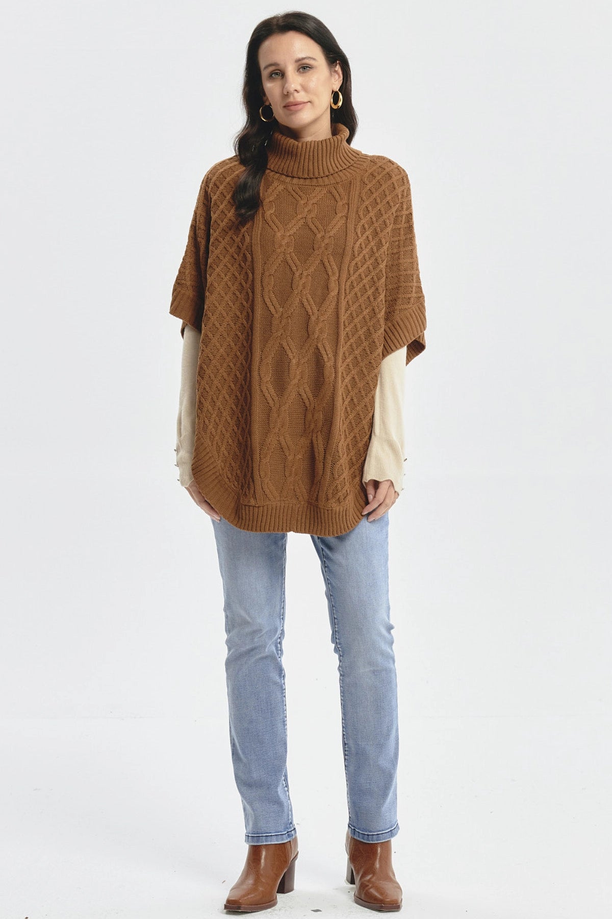 Sweater camel de mujer con diseño trenzado en patrón central y mangas cortas estilo poncho
