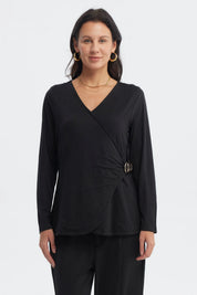 Polera mujer negra slim manga larga con escote en V y detalle de anillo lateral prenda lisa elegante y ajustada