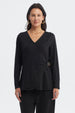 Polera mujer negra slim manga larga con escote en V y detalle de anillo lateral prenda lisa elegante y ajustada