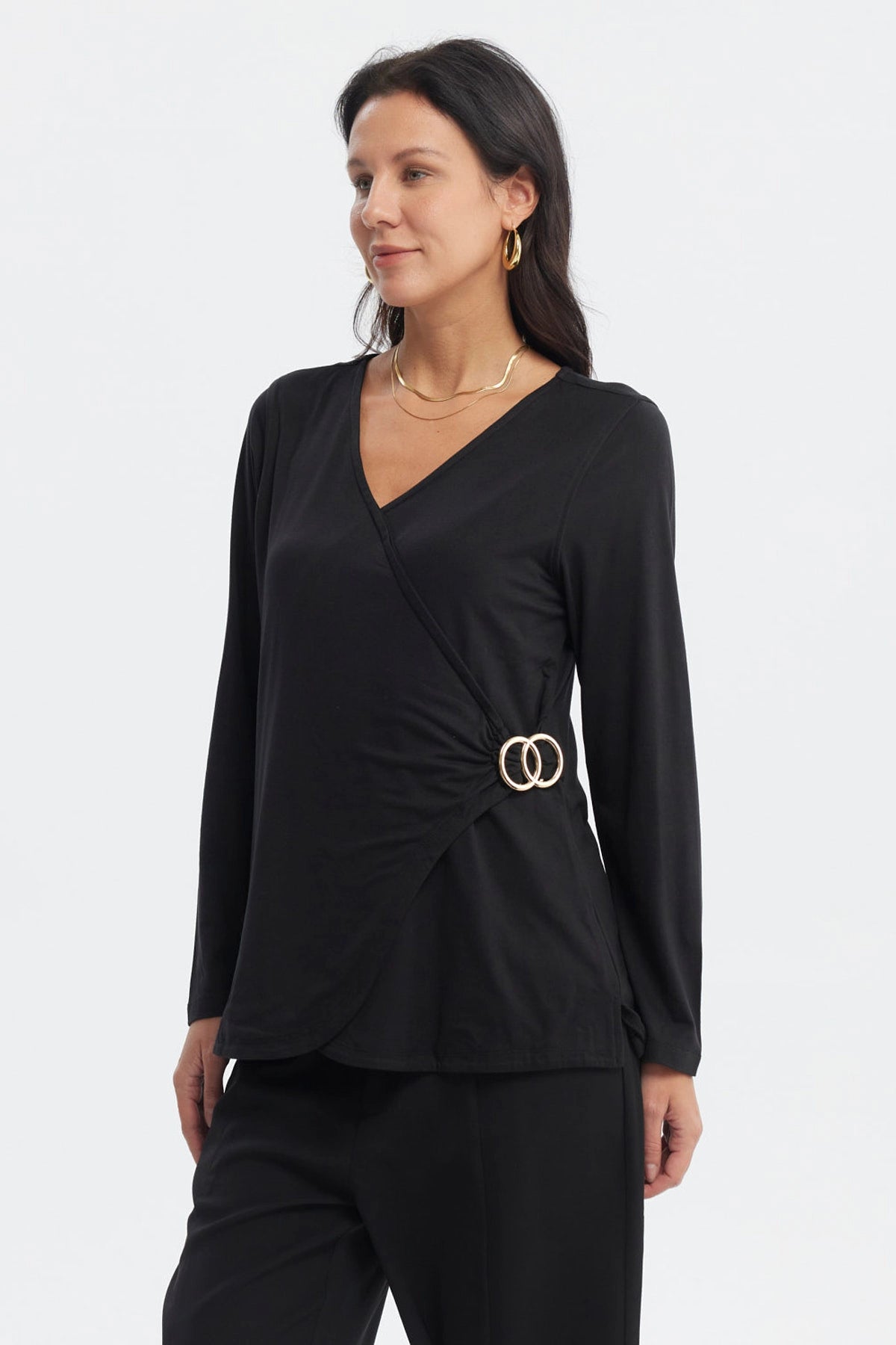 Polera mujer negra slim manga larga con escote en V y detalle de anillo lateral prenda lisa elegante y ajustada