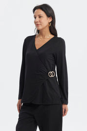 Polera mujer negra slim manga larga con escote en V y detalle de anillo lateral prenda lisa elegante y ajustada