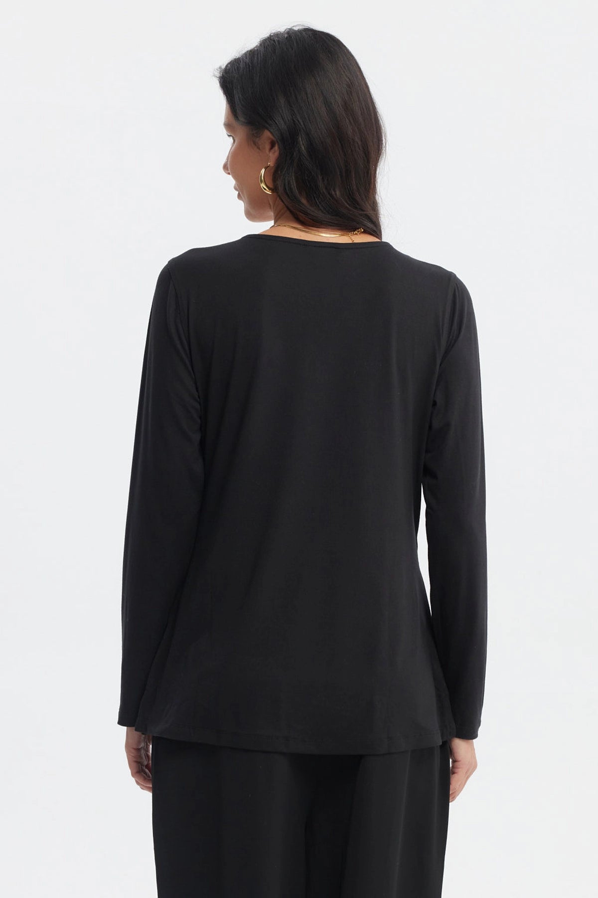 Polera mujer negra slim manga larga con escote en V y detalle de anillo lateral prenda lisa elegante y ajustada