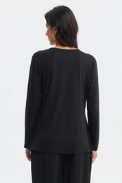 Polera mujer negra slim manga larga con escote en V y detalle de anillo lateral prenda lisa elegante y ajustada