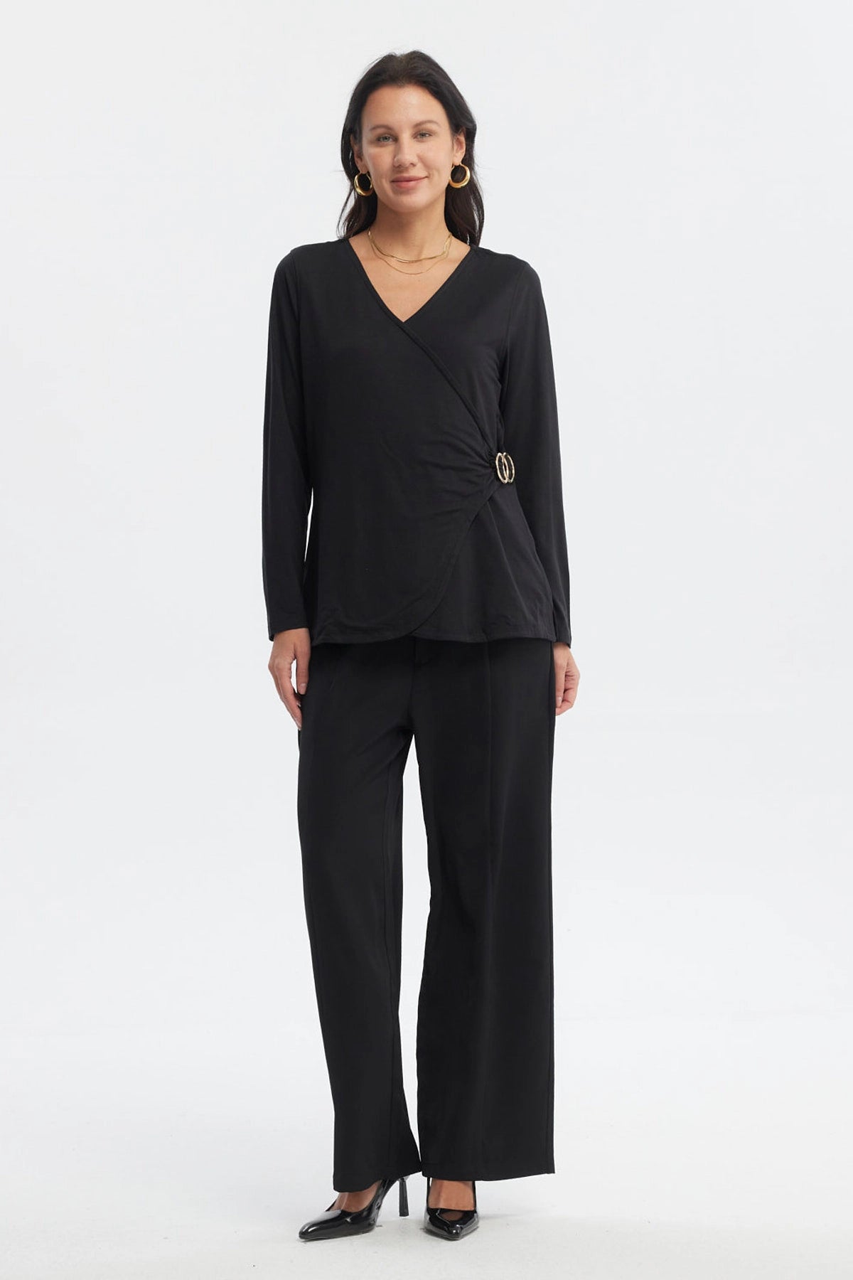 Polera mujer negra slim manga larga con escote en V y detalle de anillo lateral prenda lisa elegante y ajustada