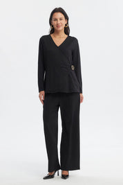 Polera mujer negra slim manga larga con escote en V y detalle de anillo lateral prenda lisa elegante y ajustada