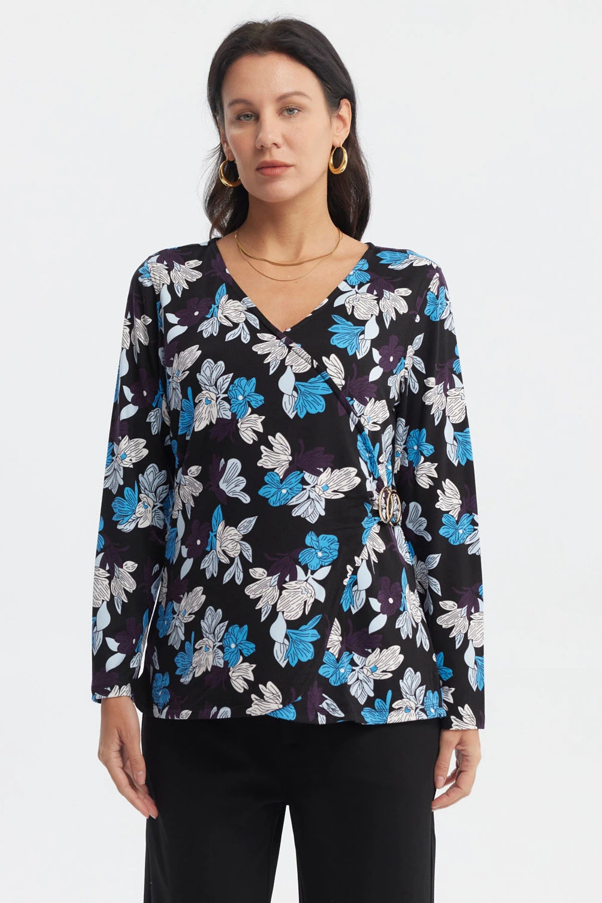 Polera mujer negra con estampado floral en azul y blanco estilo cruzado con hebilla decorativa a la altura de la cintura
