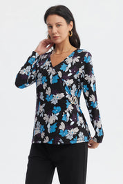 Polera mujer negra con estampado floral en azul y blanco estilo cruzado con hebilla decorativa a la altura de la cintura