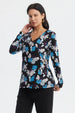 Polera mujer negra con estampado floral en azul y blanco estilo cruzado con hebilla decorativa a la altura de la cintura