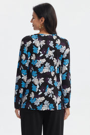 Polera mujer negra con estampado floral en azul y blanco estilo cruzado con hebilla decorativa a la altura de la cintura
