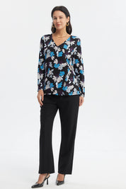 Polera mujer negra con estampado floral en azul y blanco estilo cruzado con hebilla decorativa a la altura de la cintura