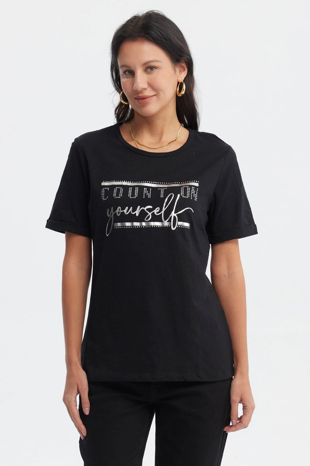 Polera negra de mujer con texto plateado Count on yourself al frente diseño casual y motivador en estilo tipográfico