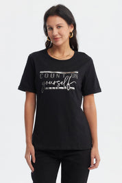 Polera negra de mujer con texto plateado Count on yourself al frente diseño casual y motivador en estilo tipográfico