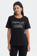 Polera negra de mujer con texto plateado Count on yourself al frente diseño casual y motivador en estilo tipográfico