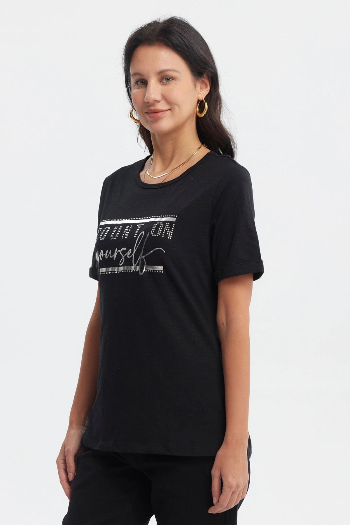 Polera negra de mujer con texto plateado Count on yourself al frente diseño casual y motivador en estilo tipográfico