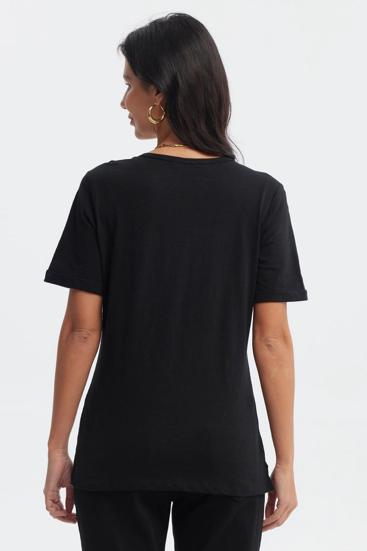 Polera negra de mujer con texto plateado Count on yourself al frente diseño casual y motivador en estilo tipográfico