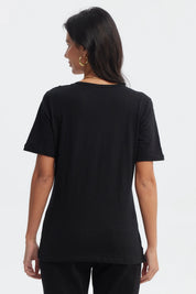 Polera negra de mujer con texto plateado Count on yourself al frente diseño casual y motivador en estilo tipográfico