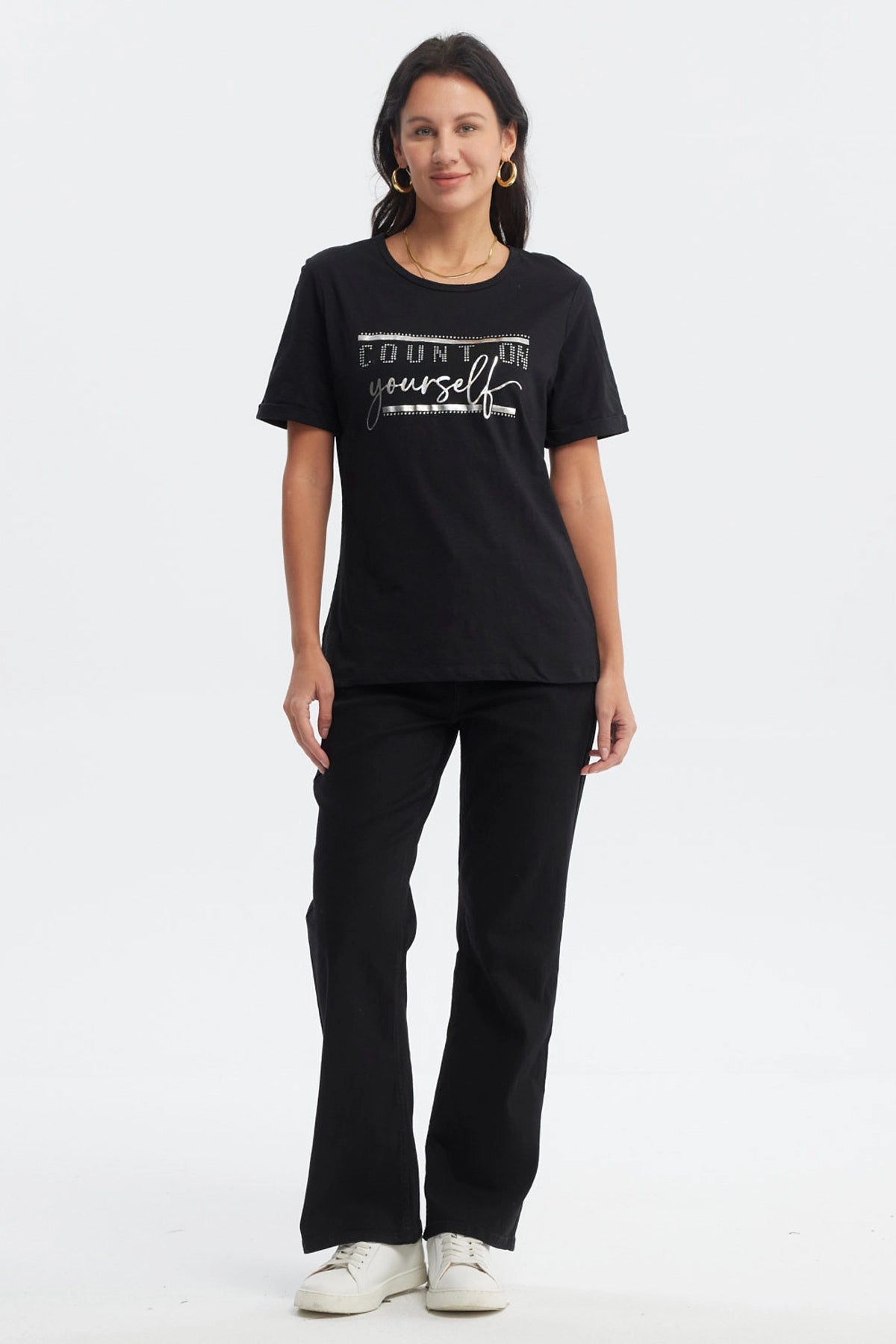 Polera negra de mujer con texto plateado Count on yourself al frente diseño casual y motivador en estilo tipográfico