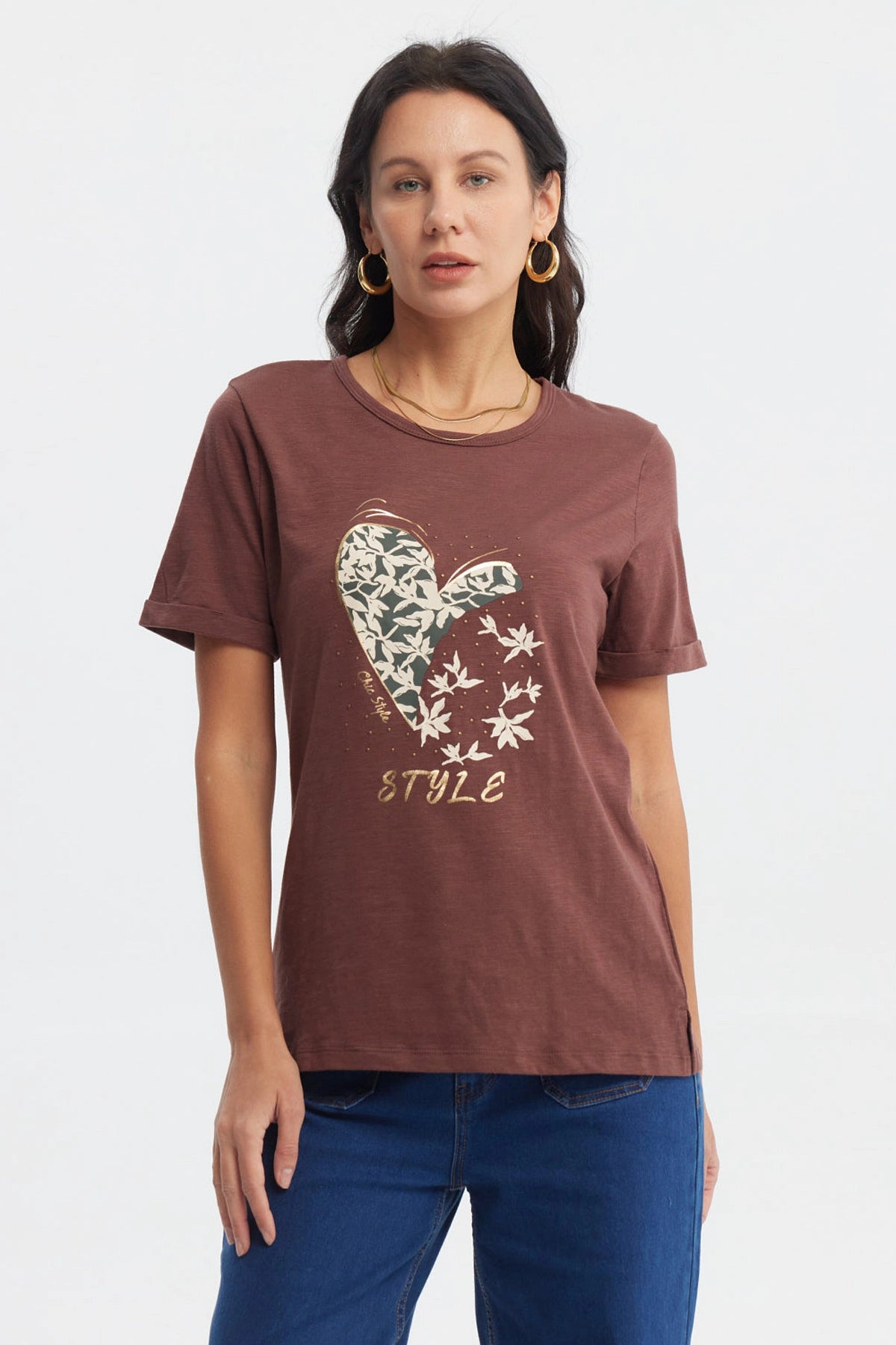 Polera mujer café con estampado de corazón floral grande en el centro estilo casual relajado sin texto adicional
