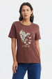 Polera mujer café con estampado de corazón floral grande en el centro estilo casual relajado sin texto adicional