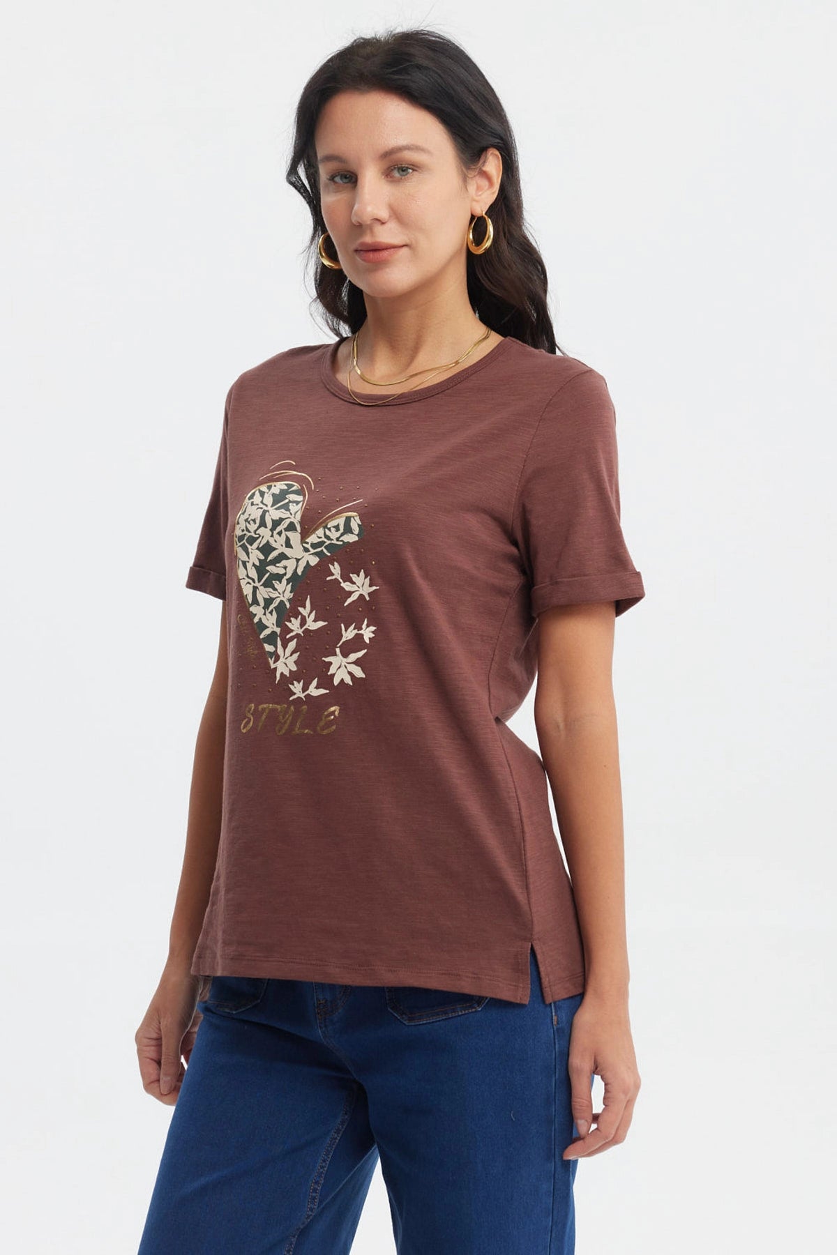 Polera mujer café con estampado de corazón floral grande en el centro estilo casual relajado sin texto adicional