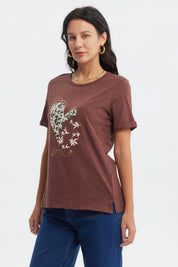 Polera mujer café con estampado de corazón floral grande en el centro estilo casual relajado sin texto adicional