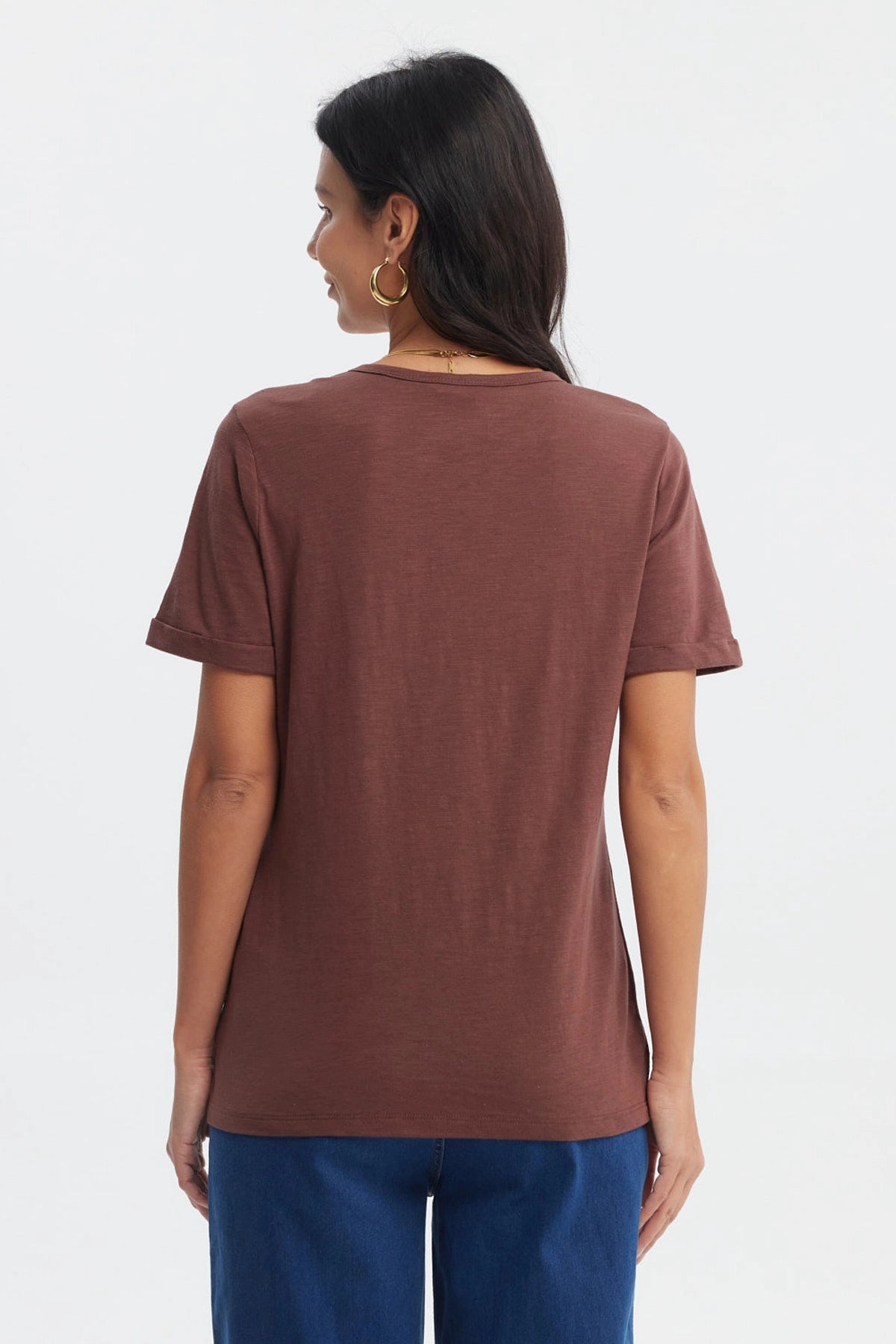 Polera mujer café con estampado de corazón floral grande en el centro estilo casual relajado sin texto adicional