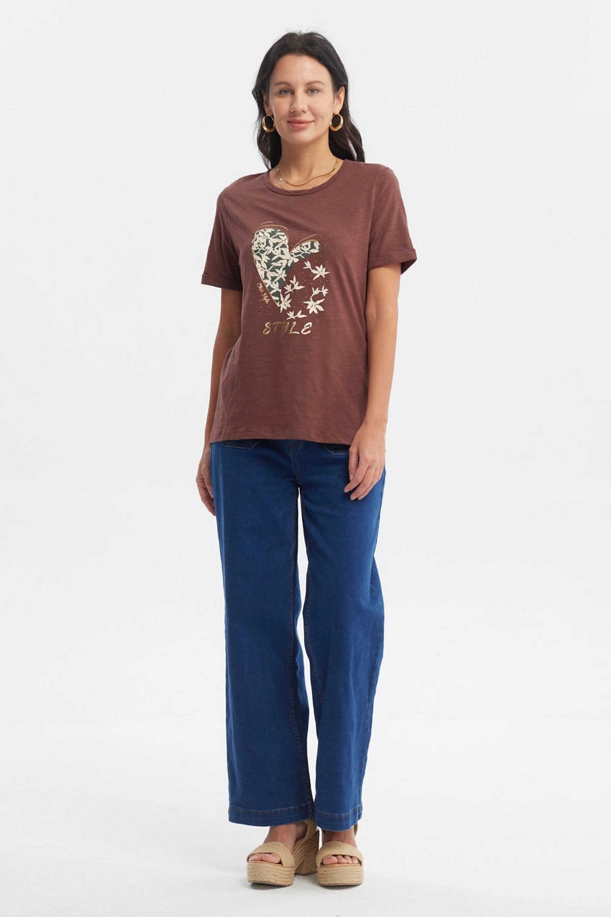 Polera mujer café con estampado de corazón floral grande en el centro estilo casual relajado sin texto adicional