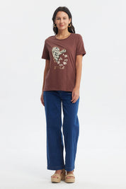 Polera mujer café con estampado de corazón floral grande en el centro estilo casual relajado sin texto adicional