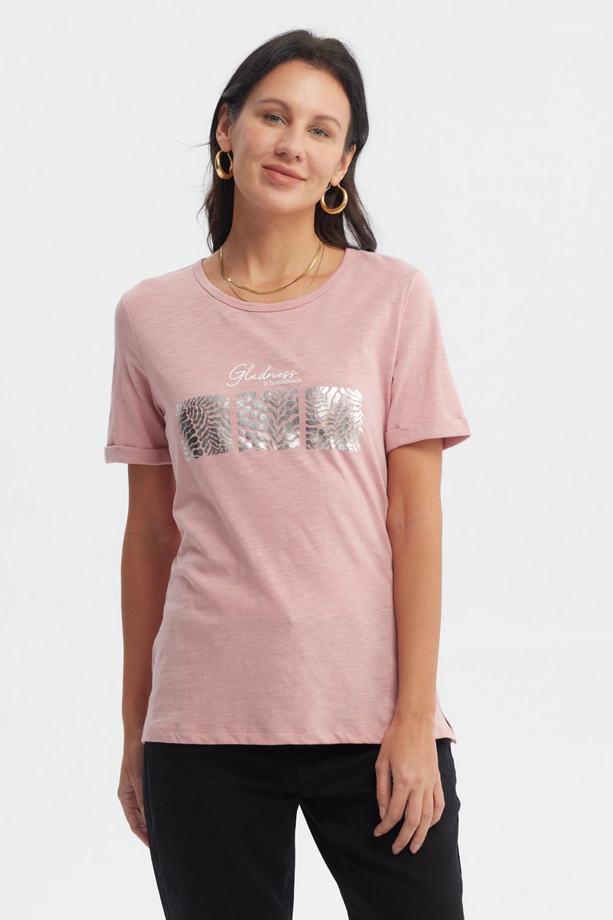 Polera mujer palo rosa con estampado frontal de hojas plateadas y texto Gladness is homemade estilo casual relajado