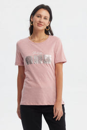 Polera mujer palo rosa con estampado frontal de hojas plateadas y texto Gladness is homemade estilo casual relajado