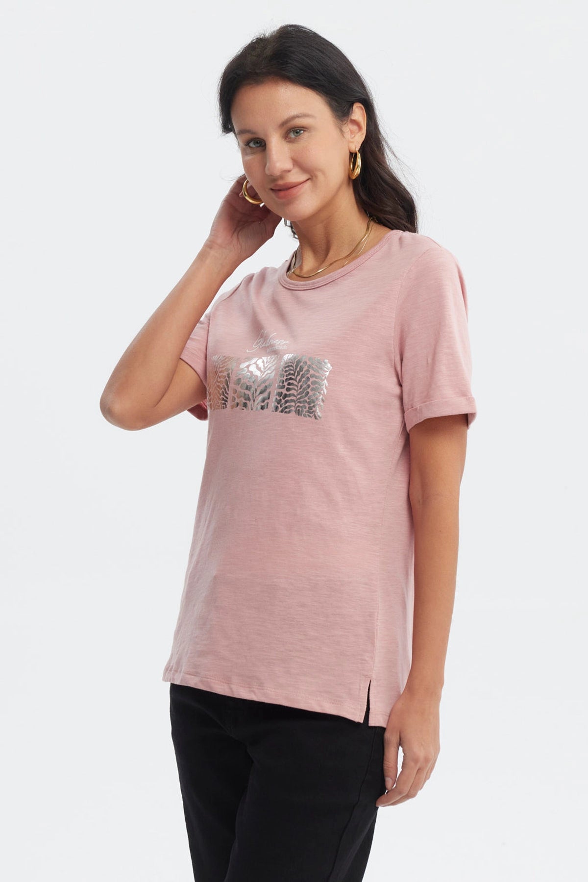 Polera mujer palo rosa con estampado frontal de hojas plateadas y texto Gladness is homemade estilo casual relajado