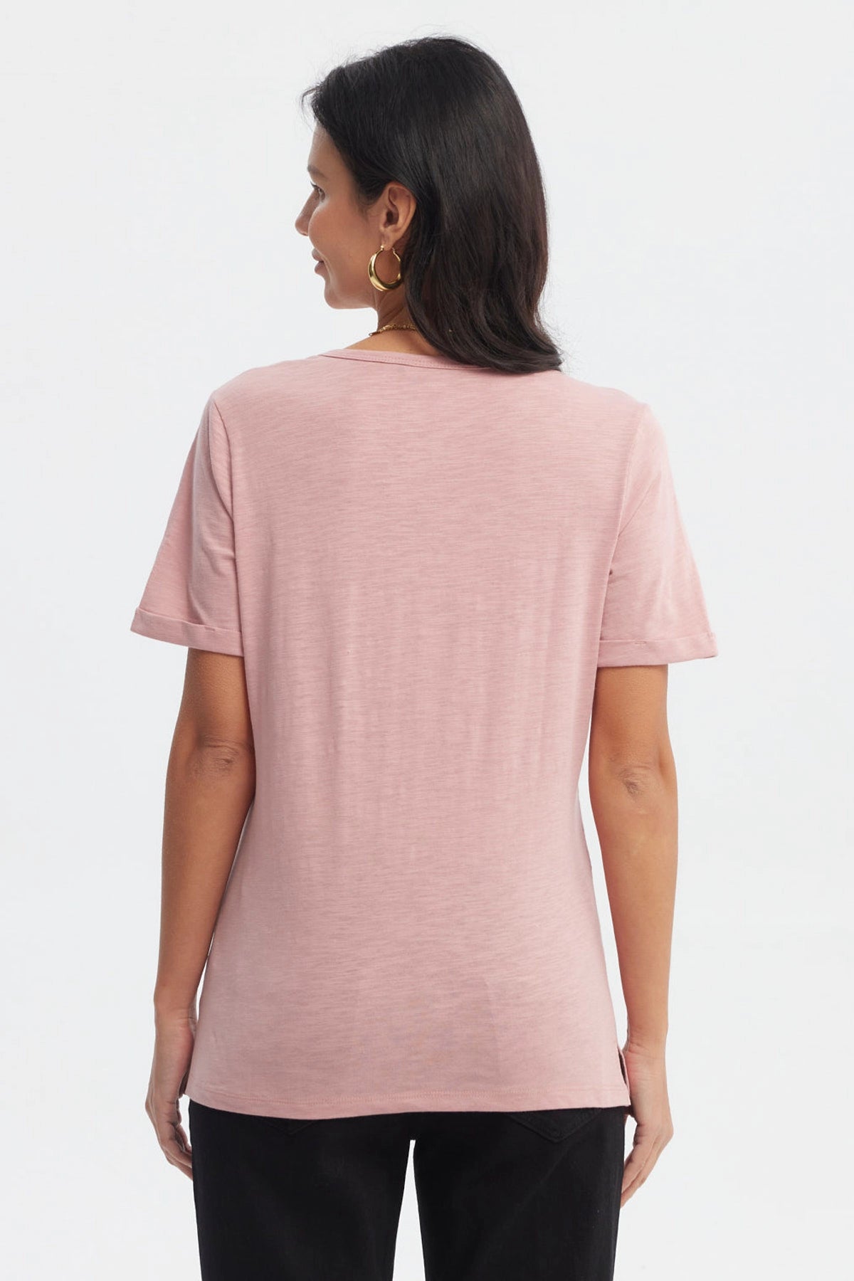 Polera mujer palo rosa con estampado frontal de hojas plateadas y texto Gladness is homemade estilo casual relajado