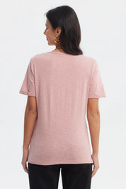 Polera mujer palo rosa con estampado frontal de hojas plateadas y texto Gladness is homemade estilo casual relajado