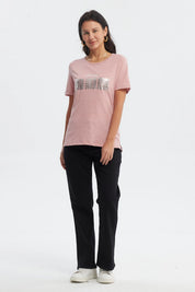 Polera mujer palo rosa con estampado frontal de hojas plateadas y texto Gladness is homemade estilo casual relajado