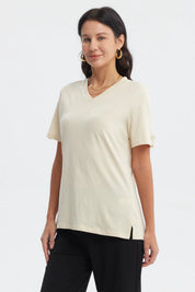 Polera casual beige claro para mujer de manga corta y cuello en V sin estampado