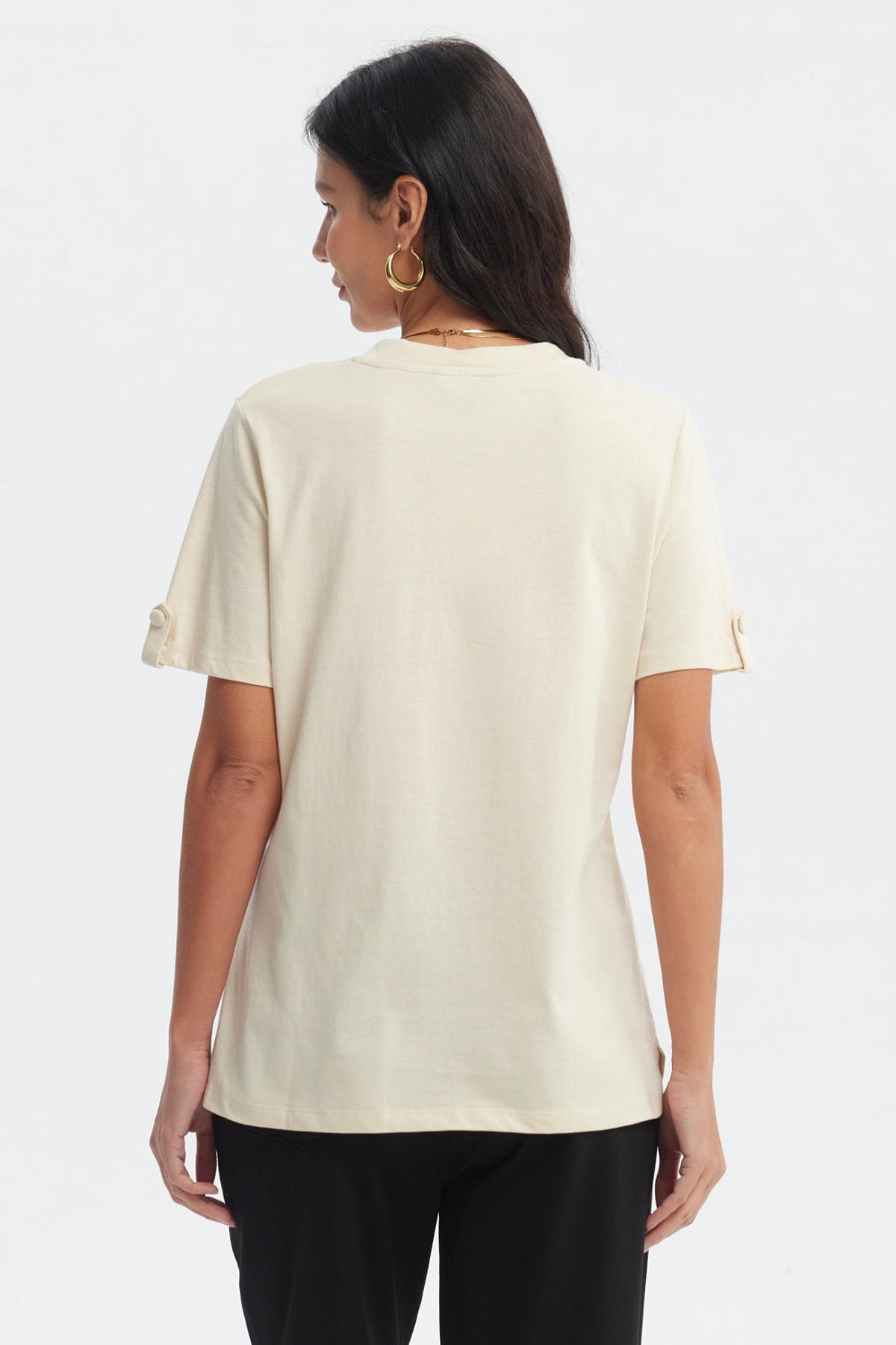 Polera casual beige claro para mujer de manga corta y cuello en V sin estampado