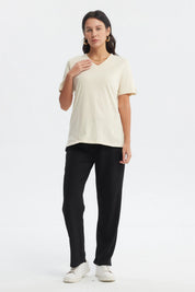 Polera casual beige claro para mujer de manga corta y cuello en V sin estampado