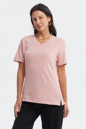 Polera casual mujer palo rosa manga corta cuello en V diseño liso ideal para looks relajados y modernos