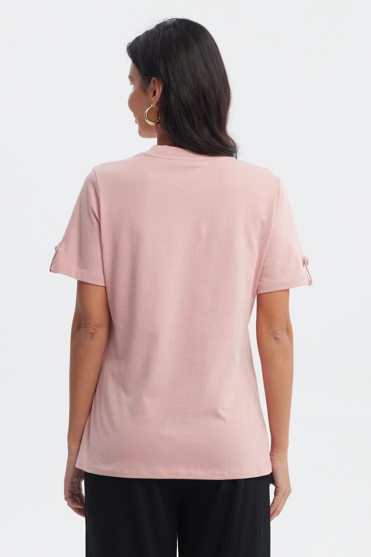 Polera casual mujer palo rosa manga corta cuello en V diseño liso ideal para looks relajados y modernos