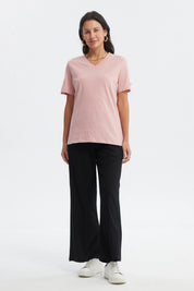 Polera casual mujer palo rosa manga corta cuello en V diseño liso ideal para looks relajados y modernos