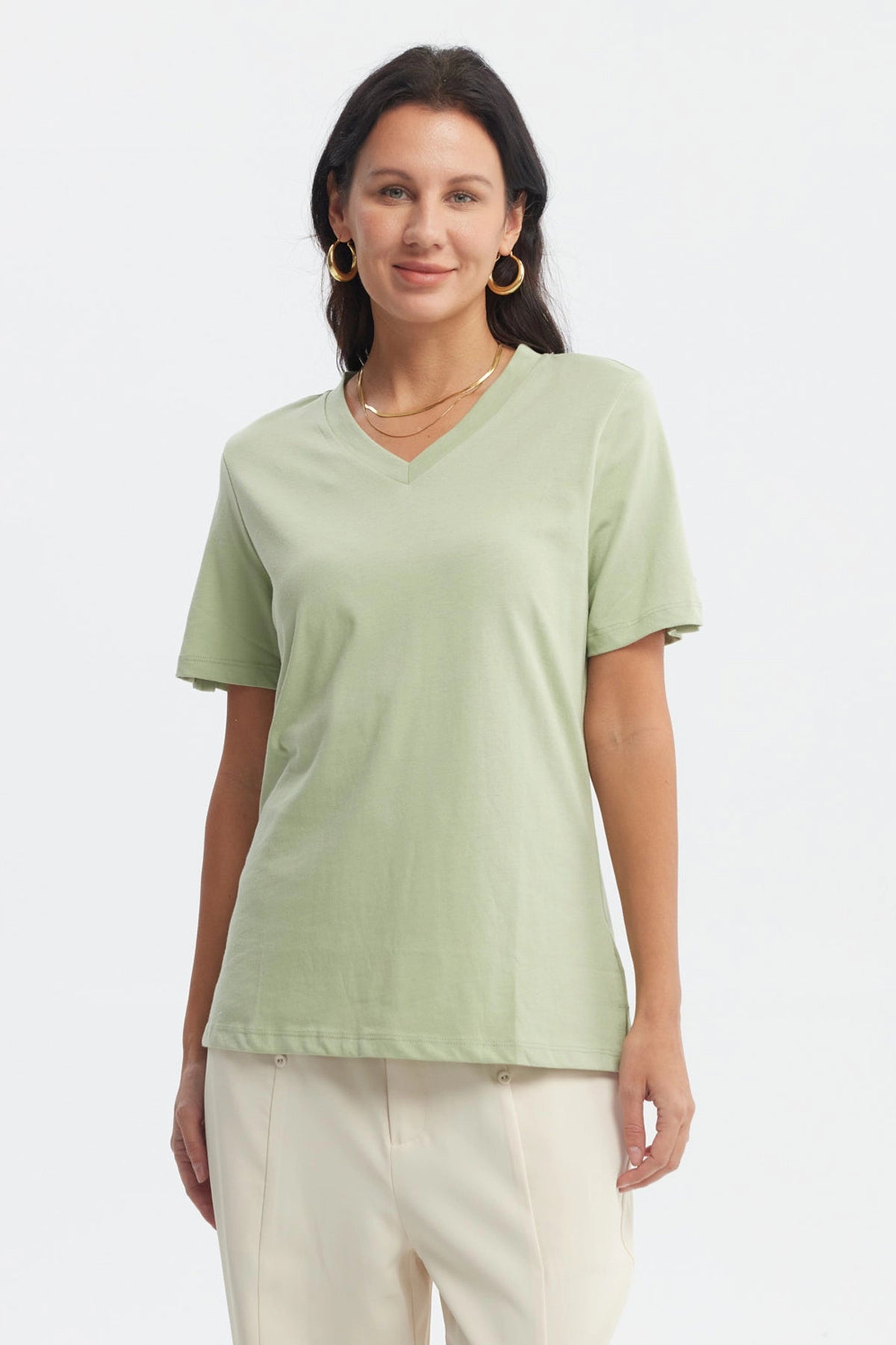 Polera mujer casual verde olivo lisa de manga corta y cuello en V ideal para un look relajado y cómodo