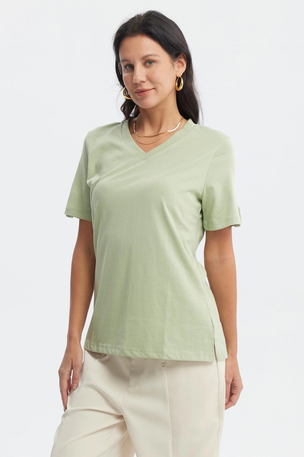 Polera mujer casual verde olivo lisa de manga corta y cuello en V ideal para un look relajado y cómodo