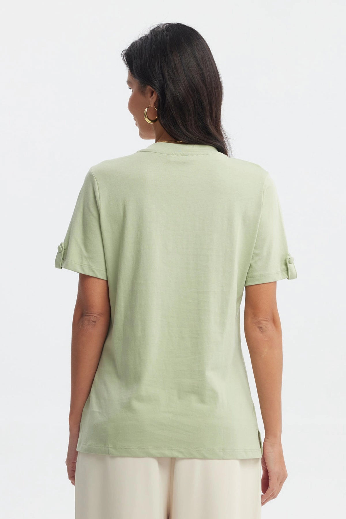 Polera mujer casual verde olivo lisa de manga corta y cuello en V ideal para un look relajado y cómodo